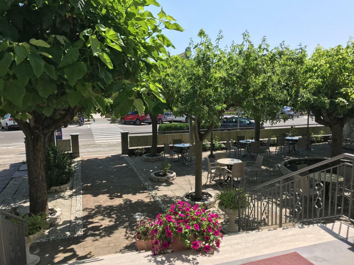 Hotel Moderno - Bed & Breakfast Cervia Exterior foto
